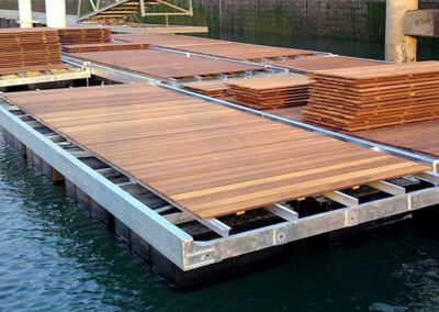 Ponton flottant en bois / structure aluminium